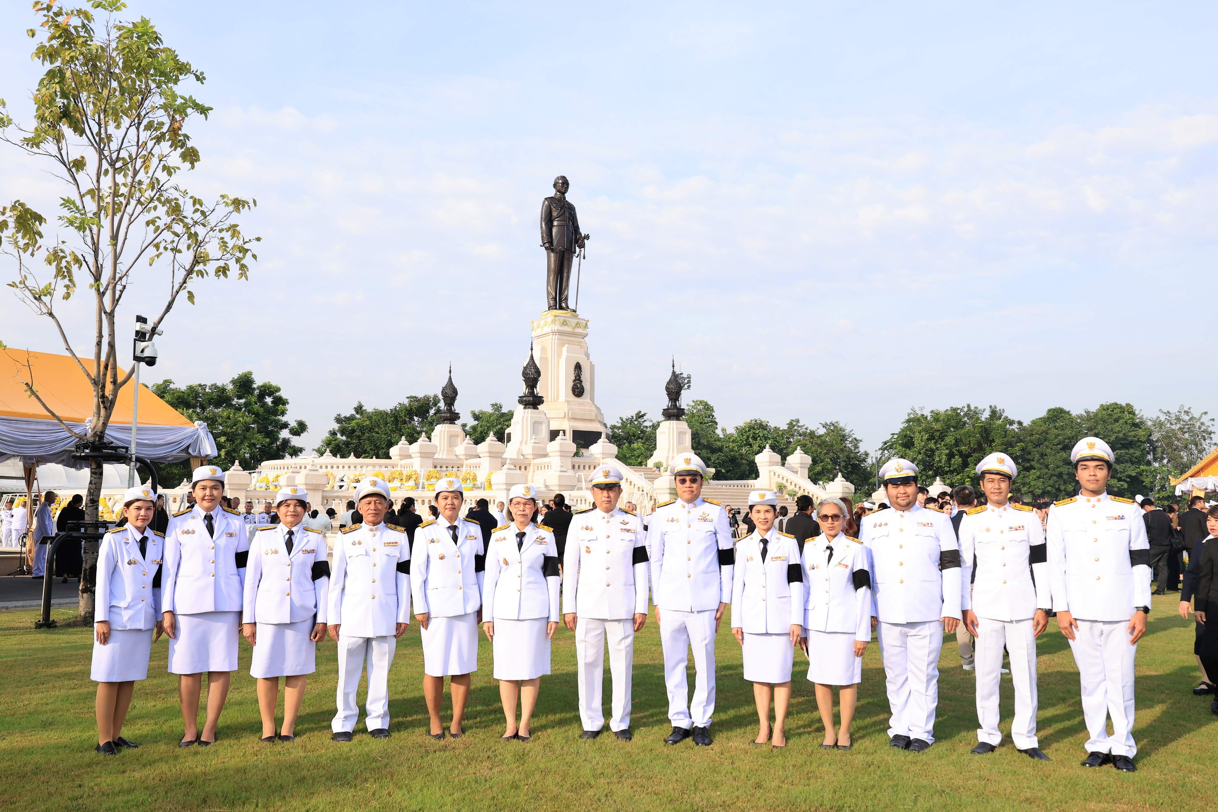 title - ส.ป.ก. ร่วมวางพวงมาลาถวายบังคมพระบรมราชานุสาวรีย์พระบาทสมเด็จพระบรมชนกาธิเบศร มหาภูมิพลอดุลยเดชมหาราช บรมนาถบพิตร เนื่องใน 